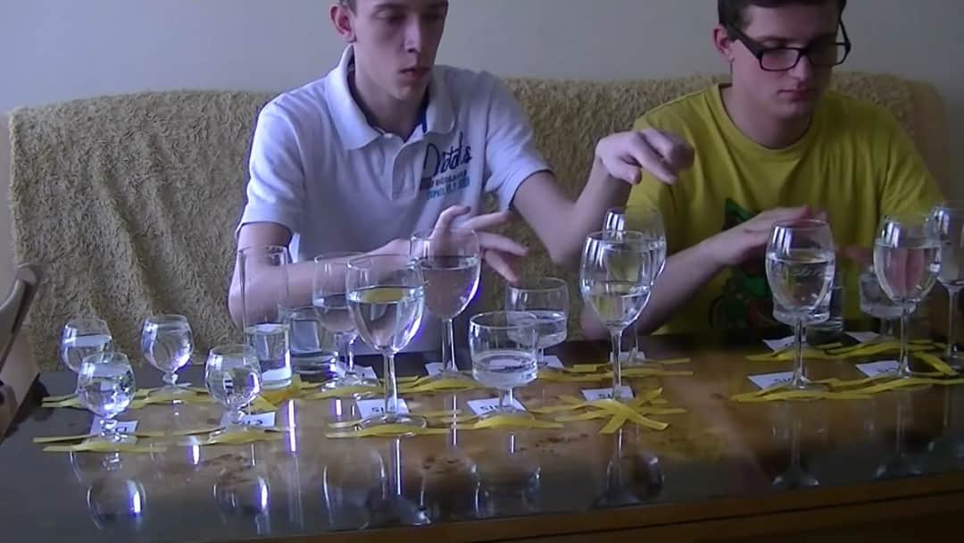 Eksperymenty z fizyki gimnazjum, które zaskoczą uczniów i ułatwią naukę