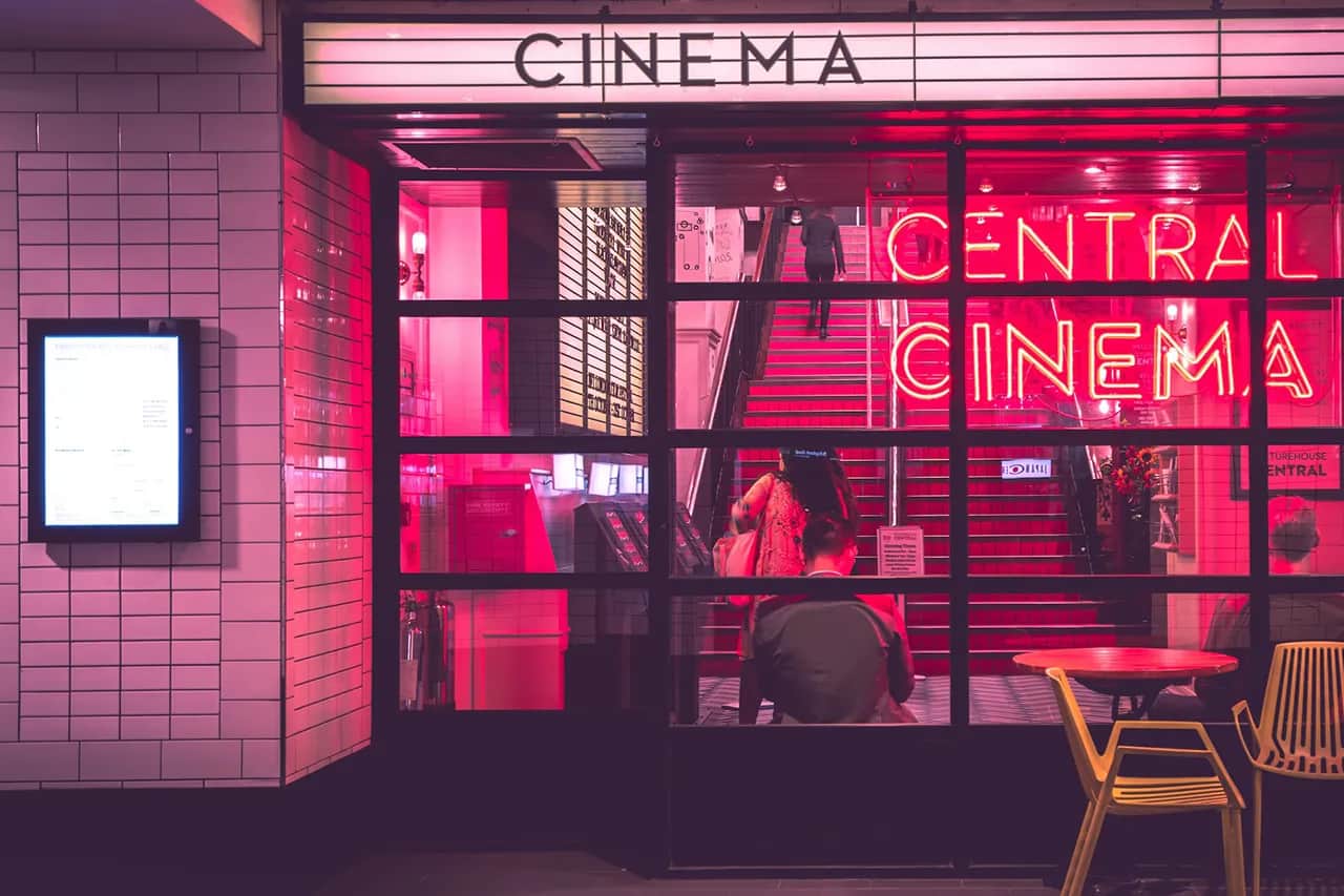 Jak uczyć się angielskiego z filmów: 7 skutecznych metod dla każdego