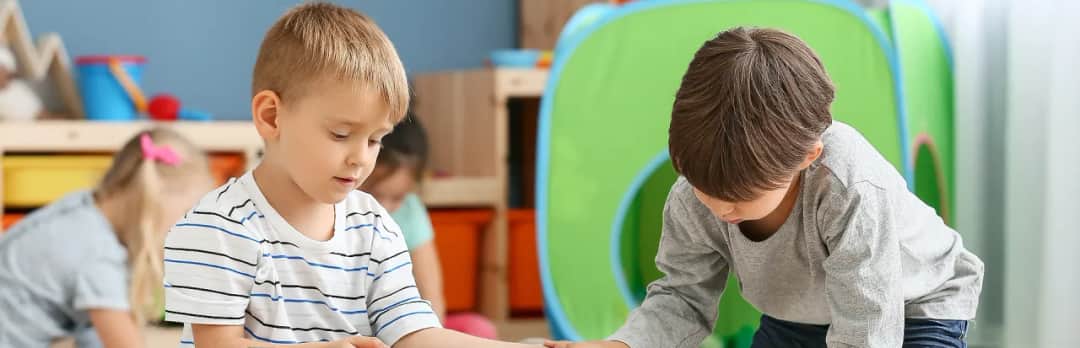 Eksperymenty z brokatem: kreatywne zabawy, które zachwycą dziewczynki