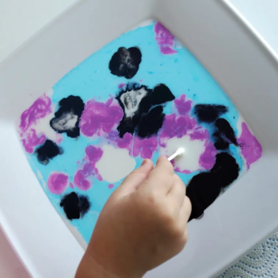 Eksperyment z mlekiem i barwnikami – stwórz magiczne kolory w domu