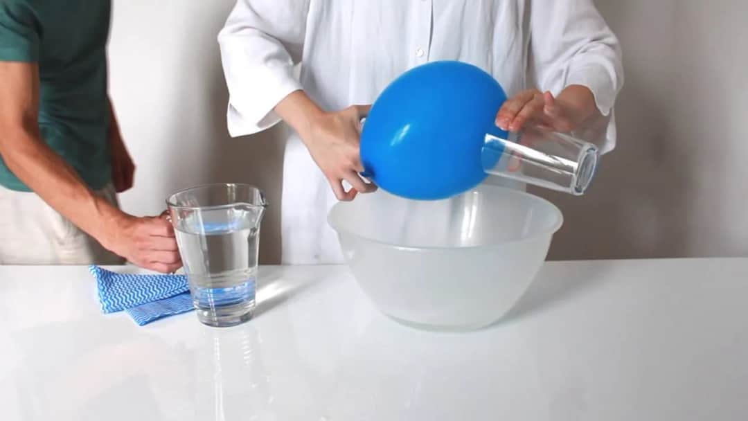 Eksperyment z balonem i ciepłą wodą: zaskakujące zjawiska fizyczne