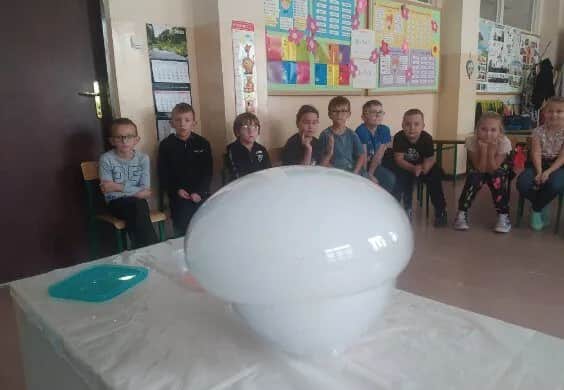 Eksperymenty z suchym lodem: Ciekawe doświadczenia dla dzieci w szkole Eksperymenty z suchym lodem: Ciekawe doświadczenia dla dzieci w szkole