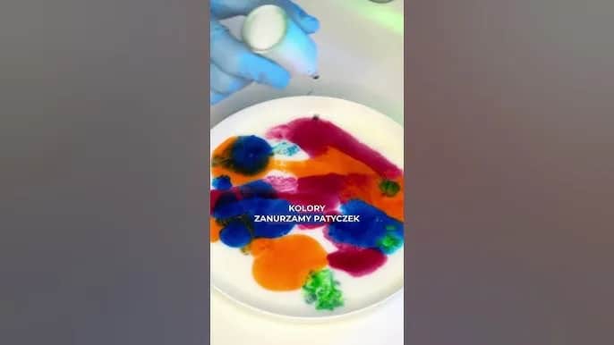 Eksperyment z mlekiem i farbami: Zaskakujące efekty dla dzieci