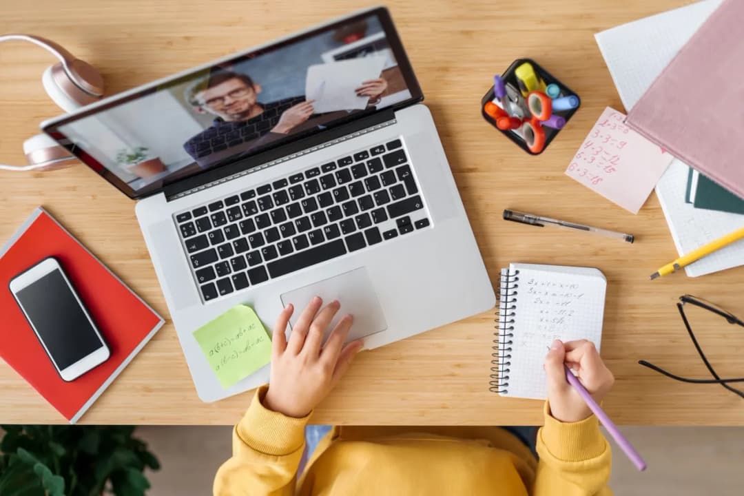 Co to jest nauczanie hybrydowe i jak zmienia edukację w Polsce