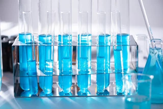 Co to są elektrolity w chemii? Zrozumienie ich roli i właściwości